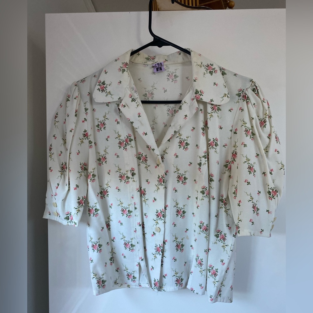 Super cute ❣️vintage❣️ shirt with flowers! Liberty print inspiration!